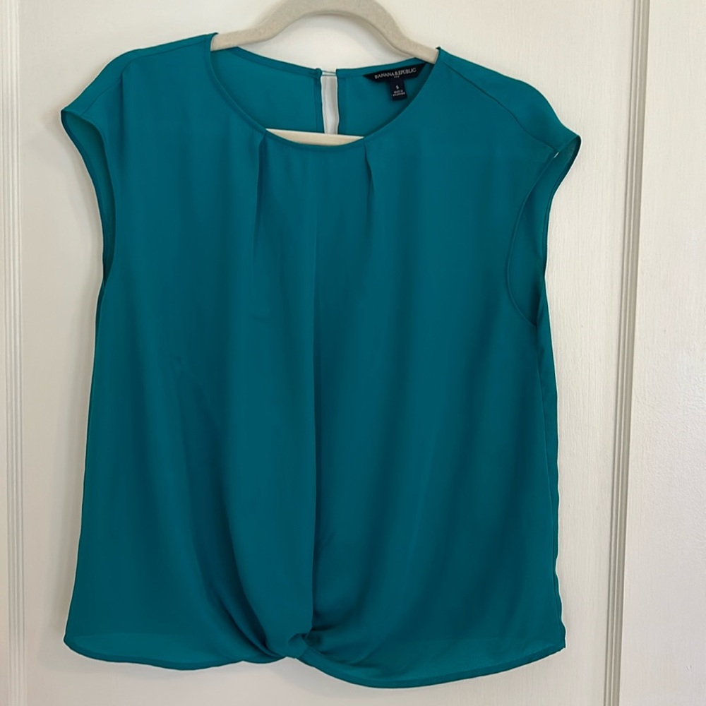Women’s teal green sleeveless top. Banana Republic, size Small. But it’s roomy.